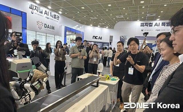 하정우 국가인공지능전략위원회을 비롯해 이해민 대통령비서실 AI미래기획수석비서관, 조준희 AI페스타조직위원회 위원장 등 VIP 사절단이 NIPA 피지컬AI 특별관에서 설명을 듣고 있다. (사진=지디넷코리아)
