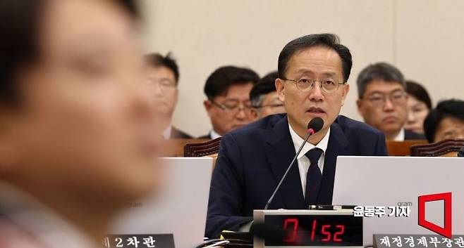 이형일 부총리 겸 재정경제부 장관이 6일 국회에서 열린 재정경제부에 대한 국정감사에서 의원들 질의에 답변하고 있다. 2026.10.06 윤동주 기자
