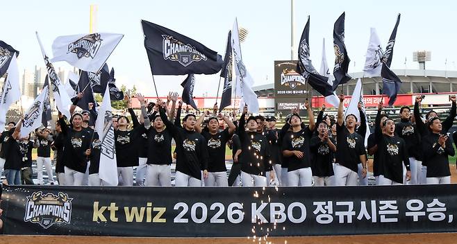 2026 프로야구 정규시즌 1위를 차지한 KT 선수들이 5일 경기도 수원 KT위즈파크에서 챔피언 깃발을 흔들며 기뻐하고 있다. KT는 이강철 감독의 지휘 아래 탄탄한 공수 조화를 앞세워 2021년 이후 두 번째 통합 우승에 도전한다. /뉴스1