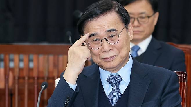이종석 국가정보원장이 지난 2월 국회 정보위원회 전체회의에서 의원 질의를 기다리고 있다. 최근 미국 정부는 주미한국대사관에 파견 예정인 국정원 직원들의 비자 발급과 외교관 신분 승인을 보류한 것으로 알려졌다. /남강호 기자
