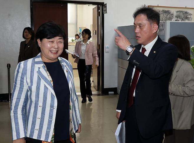 서영교 법사위 위원장과 김태규 국민의힘 의원이 6일 서울 여의도 국회에서 열린 법제사법위원회 국정감사(대법원 등)가 정회된 후 언쟁을 하고 있다. 2026.10.06 뉴시스