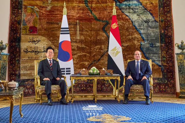 지난해 11월 이집트 카이로에서 정상회담을 진행 중인 이재명 대통령과 알시시 이집트 대통령 [청와대 제공]