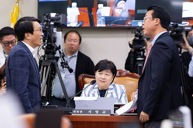 더불어민주당 김의겸 간사와 국민의힘 곽규택 의원이 6일 서울 여의도 국회에서 열린 법제사법위원회의 대법원 등에 대한 국정감사에서 언쟁을 벌이고 있다. 가운데는 서영교 법사위원장. 뉴스1