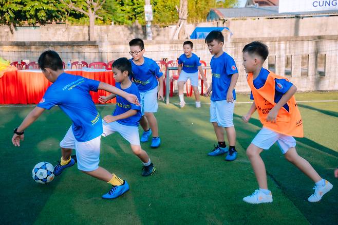 지난달 30일 베트남 꽝찌성 동투언 초등학교에서 진행된  사회공헌 캠페인 'HD Football Day x K LEAGUE'. 사진=프로축구연맹