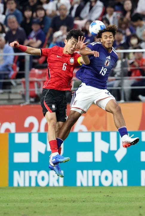 3일 일본 아이치현 도요타 스타디움에서 열린 2026 아이치·나고야 아시안게임 남자 축구 대한민국과 일본의 결승. 한국 이기혁이 일본 은와디케 우체와 공중볼을 다투고 있다. 2026.10.3 [연합뉴스]