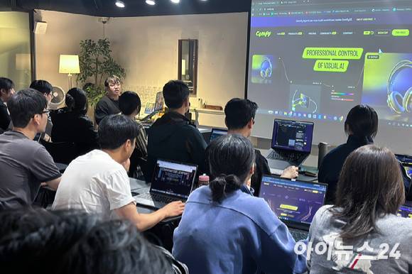여승호 AI 아트 디렉터가 1일 서울 강남구 역상동 라임스퀘어 강남역점에서 진행된 아이뉴스24 'AFX 마스터 클래스'에서 강의를 하고 있다. [사진=문수지 기자]