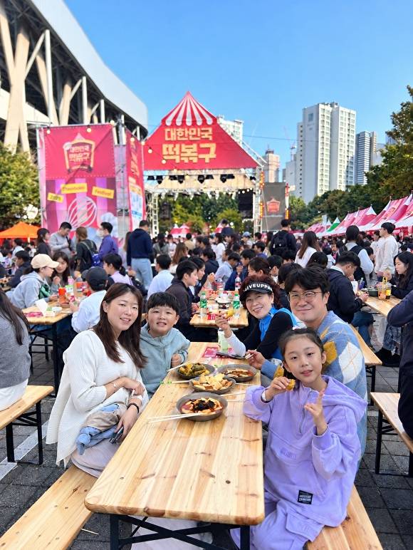 지난해 열린 떡볶이 페스티벌에 참여한 가족들이 환하게 웃고 있다.(떡페가족 초상권동의받음) [사진=북구청]