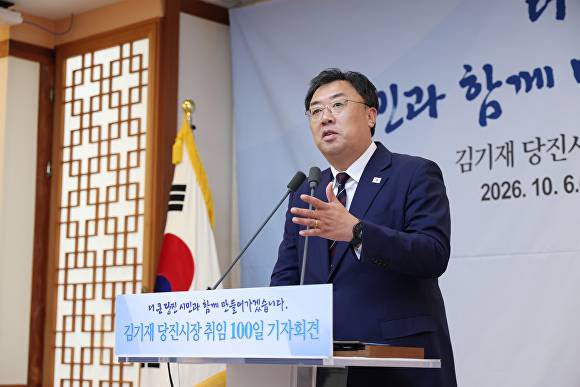 김기재 시장이 취임 100일 기자회견을 갖고 있다 [사진=당진시]