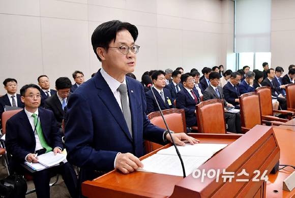 김정관 산업통상부 장관이 6일 서울 여의도 국회에서 열린 산업통상자원중소벤처기업위원회 국정감사에서 업무보고를 하고 있다.[사진=곽영래 기자]
