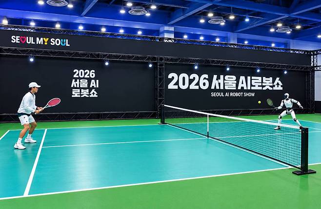 2026 서울AI로봇쇼에서 사람과 테니스를 치는 로봇의 모습 / 출처=IT동아