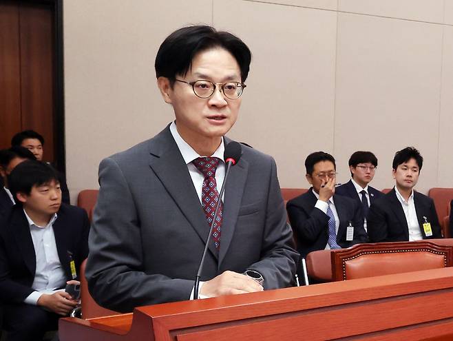 김정관 산업통상부 장관이 지난달 22일 오전 서울 여의도 국회에서 열린 산업자통상자원중소벤처기업위원회 전체회의에서 '대한민국과 미합중국 간 전략적투자의 운영 및 관리를 위한 특별법'에 따른 대미투자 사전보고를 하고 있다. 뉴스1