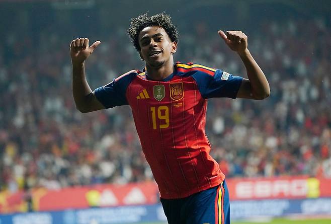 3일 열린 유럽축구연맹 네이션스리그 체코전에서 골을 넣고 기뻐하는 스페인 공격수 라민 야말. EPA=연합뉴스