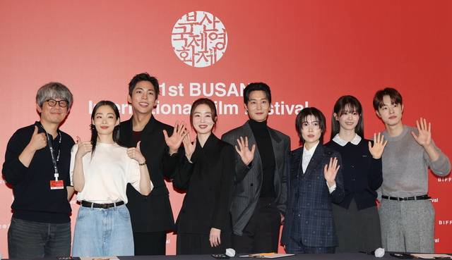 6일 부산 해운대구 영화의전당 중극장에서 열린 제31회 부산국제영화제 개막작 ‘낮과 밤은 서로에게’ 기자회견에서 김종관 감독(왼쪽)과 출연진이 포즈를 취하고 있다. 연합뉴스