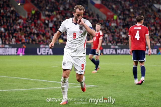 해리 케인이 30일 체코 포르투나 아레나에서 열린 체코와의 2026-27시즌 유럽축구연맹(UEFA) 네이션스리그(UNL) 리그A 2차전에서 득점 후 세레머니를 하고 있다./게티이미지코리아