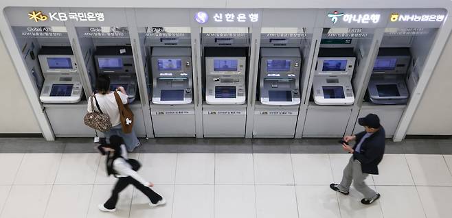 은행 및 금융권 전반에 해킹 사고가 잇다르면서 금융위원회가 7일로 예정됐던 2차 망분리 규제 긴급완화 대상 선정 발표를 연기했다. 사진은 시중은행들 ATM기기의 모습.  [헤럴드DB]