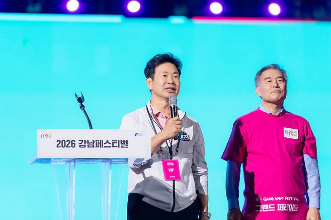 이재진 강남구의회 의장(왼쪽)이 3일 열린 패밀리 콘서트에서 축하 인사말을 하고 있다. 바로 옆은 김현기 강남구청장
