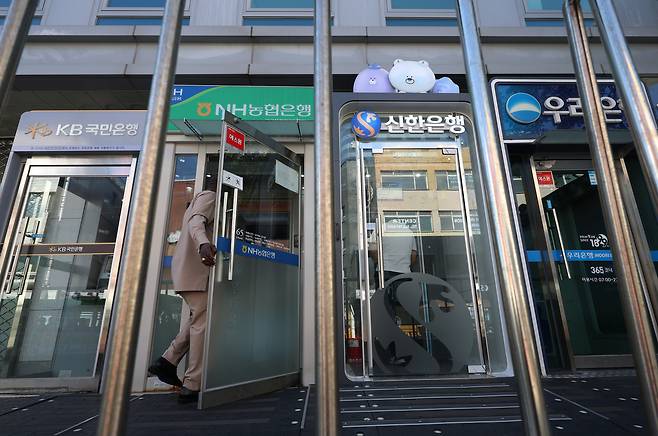 신한은행에 이어 KB국민은행, 하나은행 등 국내 주요 시중은행에서 전방위적인 인공지능(AI) 해킹 공격으로 고객정보가 유출되는 사고가 발생하면서 금융권 보안에 비상이 걸렸다. [연합]