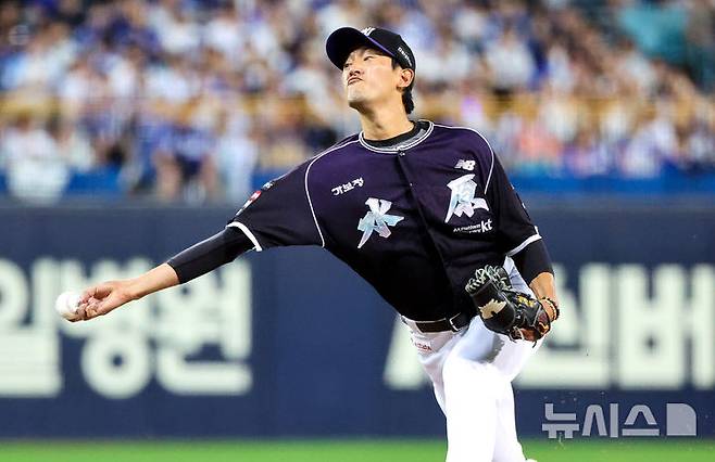 [대구=뉴시스] 이무열 기자 = 9일 대구 수성구 삼성라이온즈파크에서 열린 2026 신한 SOL KBO리그 KT 위즈와 삼성 라이온즈 경기, 7회말 KT 선발투수 고영표가 역투하고 있다. 2026.09.09. lmy@newsis.com
