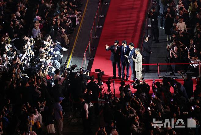 [부산=뉴시스] 하경민 기자 = 제31회 부산영화제 개막식이 열린 6일 부산 해운대구 영화의전당에서 배우 정우성, 현빈 등이 레드카펫을 지나고 있다.  이번 영화제는 오는 15일까지 열리며, 이 기간 영화의전당 등 8개 극장 31개 스크린에서 공식 초청작 59개국 246편을 포함한 총 315편을 상영한다. 2026.10.06. yulnetphoto@newsis.com
