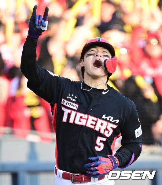 [OSEN=잠실, 최규한 기자] 5일 서울 잠실야구장에서 ‘2026 신한 SOL Bank KBO리그’ LG 트윈스와 KIA 타이거즈의 경기가 열렸다.홈팀 LG는 앤더스 톨허스트, 방문팀 KIA는 애덤 올러를 선발로 내세웠다.9회초 2사 1, 2루 상황 KIA 김도영이 역전 좌월 스리런포를 날리고 그라운드를 돌며 환호하고 있다. 2026.10.05 / dreamer@osen.co.kr
