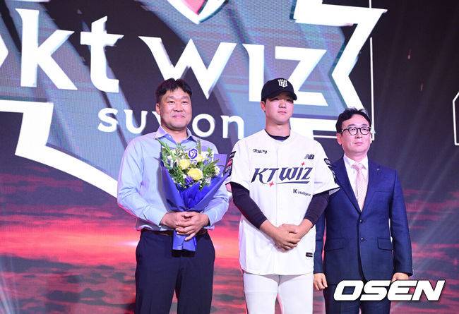 [OSEN=최규한 기자] 21일 오후 서울 잠실동 롯데호텔 월드 크리스탈볼룸에서 ‘2027 KBO 신인드래프트’가 열렸다. 이번 신인드래프트는 2025시즌 순위의 역순에 따라 키움 히어로즈, 두산 베어스, KIA 타이거즈, 롯데 자이언츠, KT 위즈, NC 다이노스, 삼성 라이온즈, SSG 랜더스, 한화 이글스, LG 트윈스 순서로 1라운드부터 11라운드까지 지명할 수 있다. 유신고 이승원이 KT 1라운드에 지명된 뒤 나도현 단장과 포즈를 취하고 있다. 2026.09.21 / dreamer@osen.co.kr
