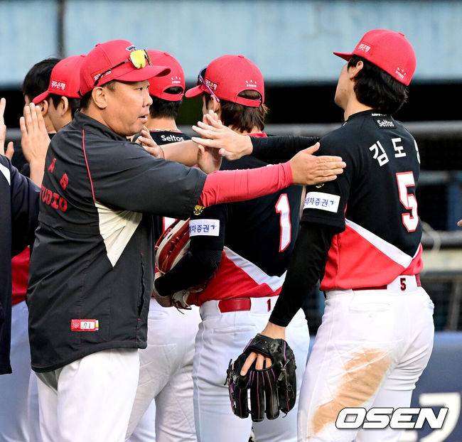 [OSEN=잠실, 최규한 기자] 프로야구 KIA 타이거즈가&nbsp;LG 트윈스를&nbsp;꺾고 3연전 싹쓸이에 성공했다. LG는 충격의 역전패로 8연패에 빠졌다. &nbsp;KIA는&nbsp;5일 서울 잠실구장에서 열린 2026 KBO리그 LG와 경기에서 6-4 역전승을 거뒀다. 9회초 2사 1,2루에서 김도영이 역전 스리런 홈런으로 경기를 뒤집었다. KIA는 75승 61패 2무가 됐고, 8연패를 당한 LG는 75승 63패 1무가 됐다. KIA는 1경기 차이로 달아났다.&nbsp;경기를 마치고 승리한 KIA 이범호 감독과 김도영이 인사를 나누고 있다. 2026.10.05 / dreamer@osen.co.kr