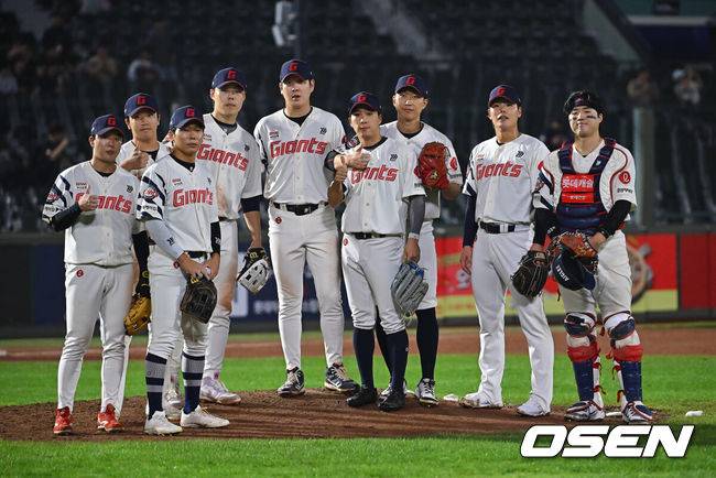 [OSEN=부산, 이석우 기자] 30일 부산 사직야구장에서 2026 신한 SOL KBO 리그 롯데 자이언츠와 키움 히어로즈의 경기가 열렸다. 홈팀 롯데는 로드리게스가, 방문팀 키움은 김성진이 선발 출전했다.롯데 자이언츠 선수들이 키움 히어로즈에 8-6으로 승리한 후 기념촬영을 하고 있다. 2026.09.30 / foto0307@osen.co.kr