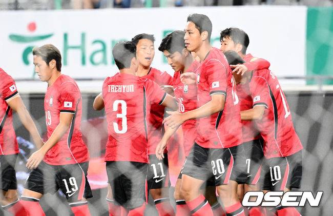 [OSEN=용인, 이대선 기자] 로베르트 모레노 감독이 이끄는 대한민국 축구 대표팀과 우즈베키스탄의 경기가 6일 용인미르스타디움에서 열렸다.이번 우즈베키스탄전은 로베르트 모레노 임시 감독 체제에서 치르는 9~10월 A매치 4연전의 마지막 경기다.앞선 3경기 성적은 1승 1무 1패. 우즈베키스탄을 상대로 수비 안정감을 이어가는 동시에 공격에서 얼마나 달라진 모습을 보여줄지가 관건이다.전반 대한민국 손흥민이 선제골을 성공시키고 동료들과 환호하고 있다. 2026.10.06 /sunday@osen.co.kr