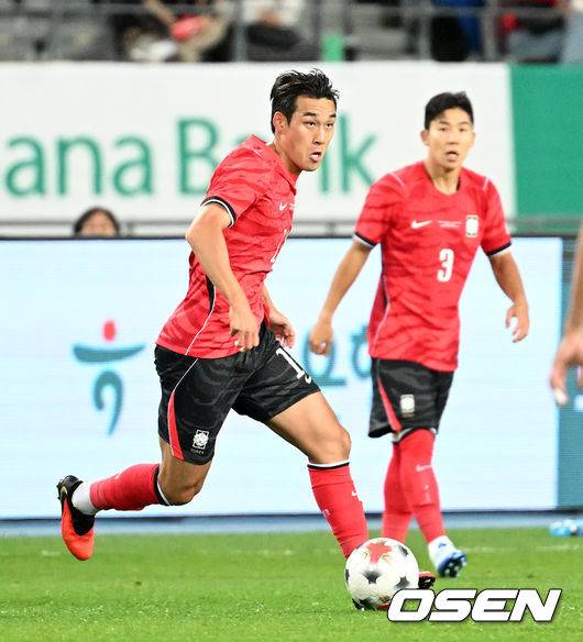 [OSEN=용인, 이대선 기자] 로베르트 모레노 감독이 이끄는 대한민국 축구 대표팀과 우즈베키스탄의 경기가 6일 용인미르스타디움에서 열렸다.이번 우즈베키스탄전은 로베르트 모레노 임시 감독 체제에서 치르는 9~10월 A매치 4연전의 마지막 경기다.앞선 3경기 성적은 1승 1무 1패. 우즈베키스탄을 상대로 수비 안정감을 이어가는 동시에 공격에서 얼마나 달라진 모습을 보여줄지가 관건이다.후반 대한민국 송민규가 드리블 돌파를 하고 있다. 2026.10.06 /sunday@osen.co.kr