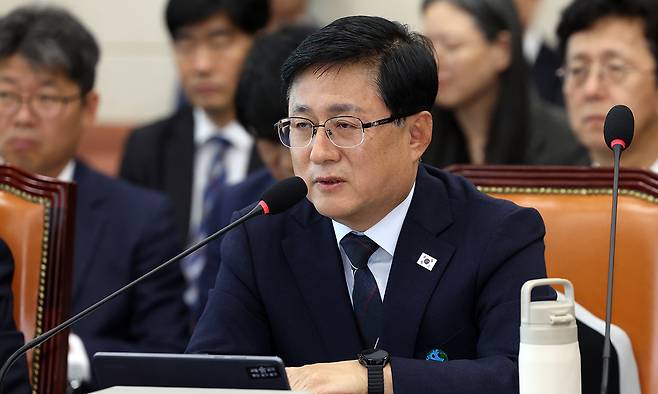 김성환 기후에너지환경부 장관이 6일 서울 여의도 국회에서 열린 기후에너지환경노동위원회 국정감사에서 대답을 하고 있다. 뉴시스