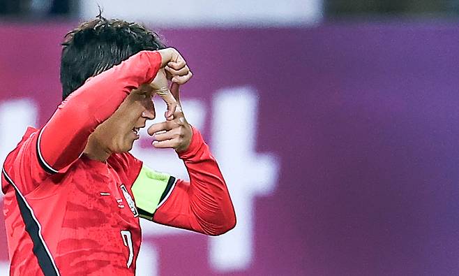 손흥민이 6일 경기 용인의 용인미르스타디움에서 열린 축구 국가대표팀 평가전 우즈베키스탄전에서 프리킥으로 A매치 59호골을 넣은 뒤 ‘찰칵 세리머니’를 하고 있다. 연합뉴스
