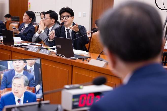 10월6일 진행된 국회 외교통일위원회 국정감사에서 한동훈 무소속 의원(가운데)이 조현 외교부 장관(오른쪽)에게 질의하는 모습 ⓒ뉴스1