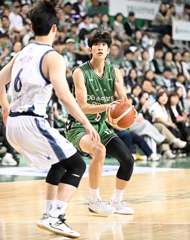 경기에 집중하는 이유진(오른쪽). /사진=KBL 제공