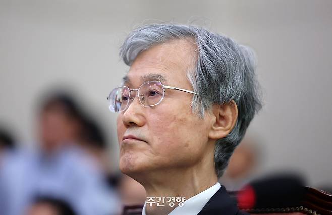 조희대 대법원장이 6일 국회에서 열린 법사위 국정감사에서 무거운 표정으로 의원질의를 듣고 있다. 박민규 선임기자