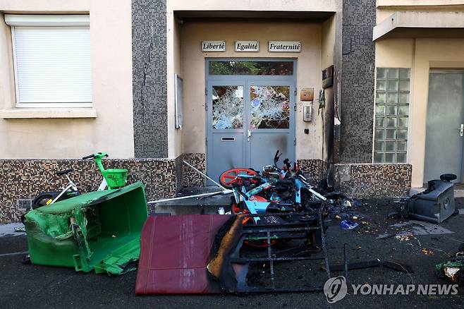 파리 한 고등학교의 입구가 불에 그을리고 자전거 등으로 막혀 있다. [로이터=연합뉴스 자료사진. 재판매 및 DB 금지]