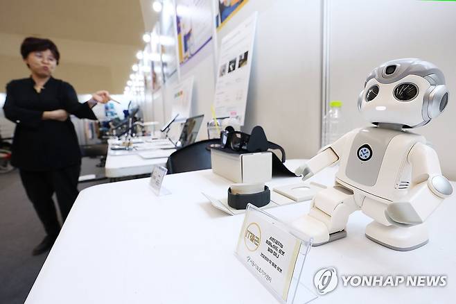 건강관리 돌봄 로봇 [연합뉴스 자료사진]