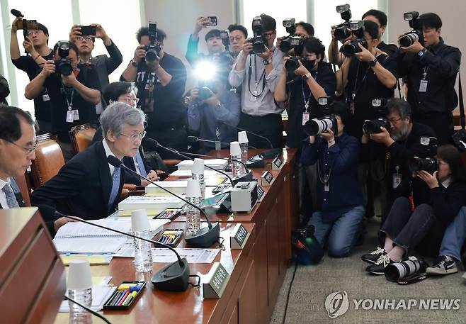국정감사 나온 조희대 대법원장 (서울=연합뉴스) 신현우 기자 = 조희대 대법원장이 6일 국회 법제사법위원회에서 열린 대법원 등에 대한 국정감사에 출석하고 있다. 2026.10.6 nowwego@yna.co.kr