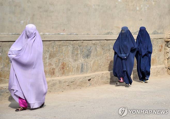 전신을 가린 부르카 차림의 아프간 여성들 [EPA 연합뉴스 자료사진. 재판매 및 DB 금지]