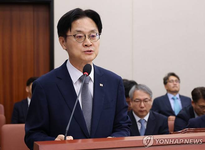 업무보고하는 김정관 장관 (서울=연합뉴스) 이동해 기자 = 김정관 산업통상부 장관이 6일 국회에서 열린 산업통상자원중소벤처기업위원회 국정감사에서 업무보고를 하고 있다. 2026.10.6 eastsea@yna.co.kr