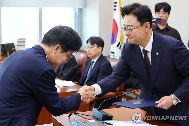 김성원 위원장에게 선서문 제출한 김정관 장관 (서울=연합뉴스) 이동해 기자 = 김정관 산업통상부 장관이 6일 국회에서 열린 산업통상자원중소벤처기업위원회 국정감사에서 김성원 위원장에게 선서문을 제출한 뒤 악수하고 있다. 2026.10.6 eastsea@yna.co.kr
