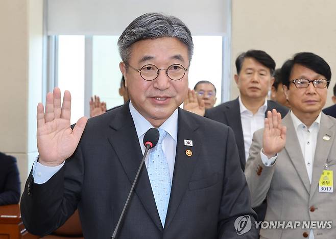 2026 행안위 국정감사, 증인선서 (서울=연합뉴스) 배재만 기자 = 윤호중 행정안전부 장관이 6일 국회에서 열린 행정안전위원회 국정감사에서 증인 선서를 하고 있다. 2026.10.6 scoop@yna.co.kr