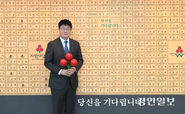 권인욱 경기 사랑의열매 회장이 지난달 30일 수원시 경기사회복지공동모금회에서 열린 경인일보와 인터뷰에서 포즈를 취하고 있다. 2026.9.30 /최은성기자 ces7198@kyeongin.com