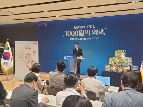 조용호 오산시장이 7일 취임 100일 기자회견을 열고, 그 동안의 성과와 향후 계획을 밝히고 있다. [사진=변승희 기자]