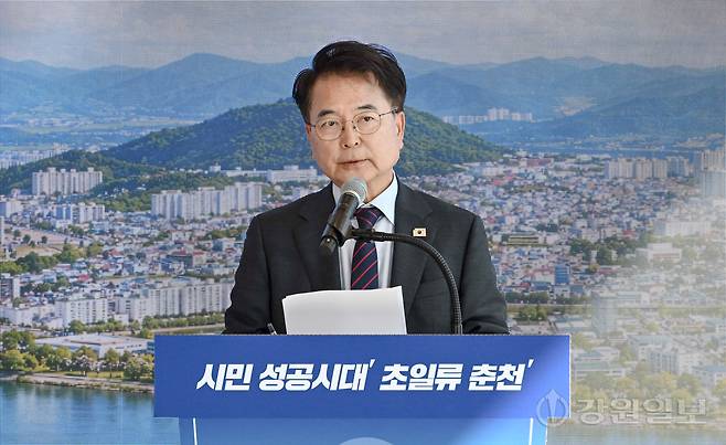 ◇육동한 춘천시장이 민선 9기 출범 100일을 맞아 7일 국립정원소재센터에서 기자회견을 열었다. 임도혁기자
