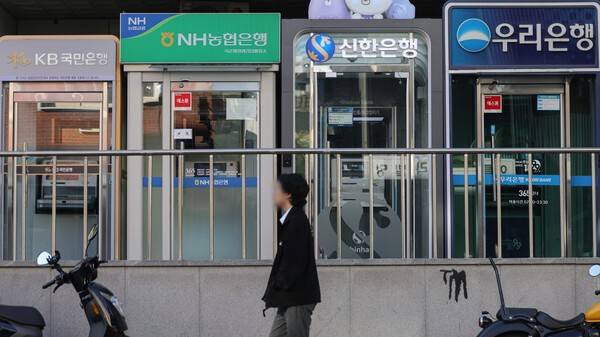 최근 은행권 개인정보 유출 사고와 관련해 피해자들의 집단소송 움직임이 나타나고 있는 가운데 7일 서울 시내에 주요 은행들의 현금인출기(ATM)가 설치돼 있디. 7일 금융권과 법조계에 따르면, 서초동의 한 로펌은 이날 오후 신한은행 개인정보 유출 피해자를 대상으로 손해배상 집단소송 원고 모집에 나섰다. 신한은행뿐 아니라 KB국민은행과 하나은행, BNK부산은행과 예가람·웰컴저축은행, 현대캐피탈 등에서도 침해 사고가 잇따라 발생한 사실이 알려지며 관련 피해자들의 집단소송 움직임이 더 커질 가능성도 있다. 연합뉴스