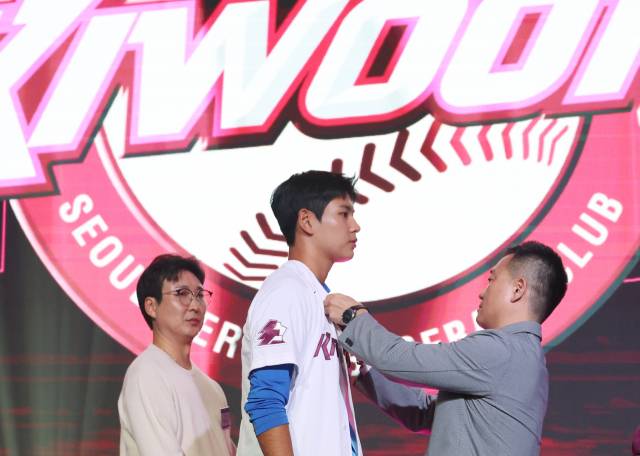 9월 21일 서울 롯데호텔 월드에서 열린 2027 KBO 신인 드래프트. 전체 1순위로 키움 히어로즈의 지명을 받은 부산고 하현승이 유니폼을 받아 입고 있다. 연합뉴스