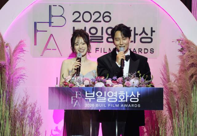 2026 부일영화상 시상식이 7일 오후 부산 해운대구 시그니엘 부산 그랜드볼룸에서 열렸다. 2년 연속 사회를 맡은 배우 김남길과 천우희가 진행을 하고 있다. 정종회 기자 jjh@