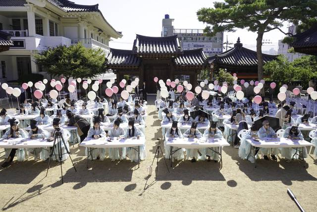 7일 대구 달서구 병암서원에서 열린 '제18회 다문화 한글 백일장'에 참가한 외국인 주민들이 하늘색 유생복을 단정하게 차려입고 마당에 마련된 자리에 모여 앉아 진지한 표정으로 행사에 참여하고 있다. 달서구가족센터 제공