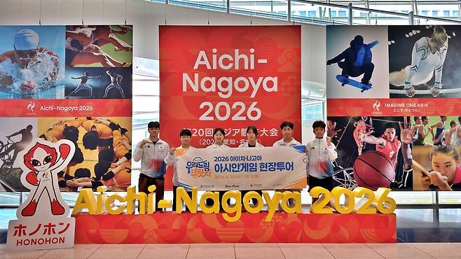 지난달 30일 일본 나고야 중부국제공항에서 '우리드림브릿지' 아시안게임 현장투어 참가 학생들이 기념사진을 촬영했다. (사진=우리금융그룹 제공)