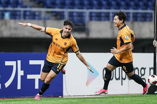 골 세리머니 중인 아이데일. 광주FC 제공